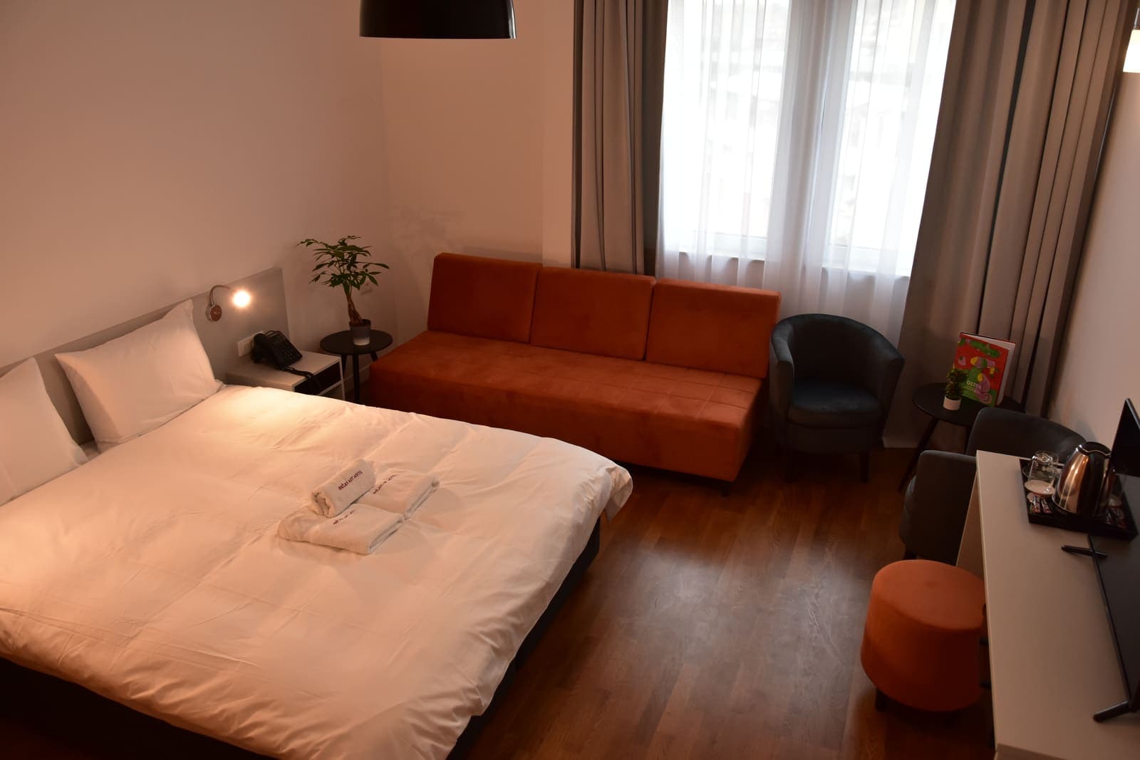 Double room with lounge corner — Room 8